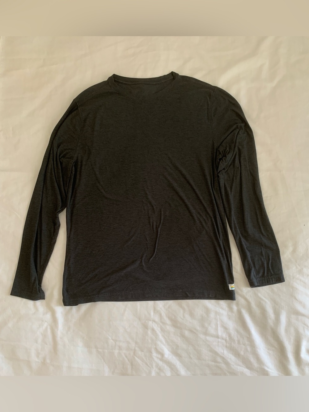 Vuori Men's Long-Sleeve Strato Tech Tee Charcoal Heather EUC Size L